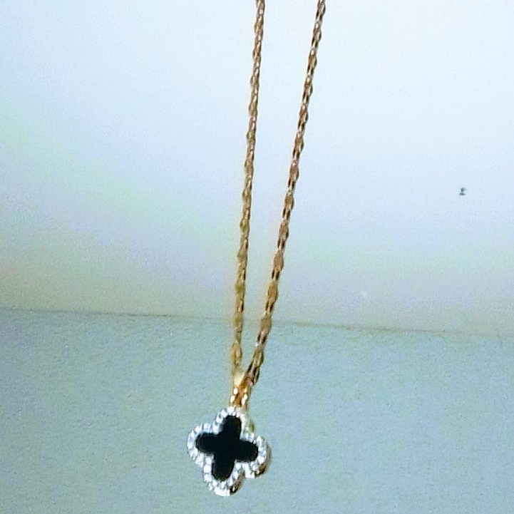Elegant Gold And Black Clover Pendant Necklace